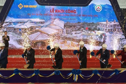 Lãnh đạo Ủy ban nhân dân tỉnh cùng các đại biểu làm lễ khởi công dự án cáp treo Mẫu Sơn.