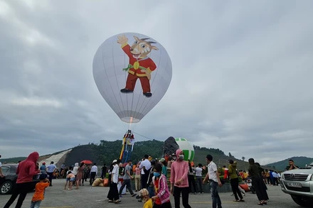 Hàng nghìn người dân địa phương và du khách háo hức khi lần đầu chứng kiện sự kiện lớn chào mừng SEA Games 31.