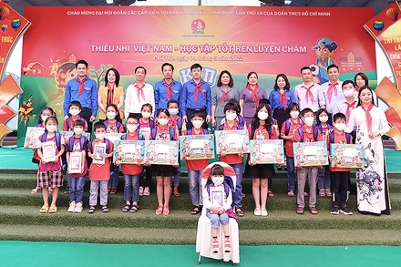 Phó Chủ tịch Thường trực Hội đồng Đội Trung ương Lê Hải Long (thứ 5 từ trái sang, hàng sau) cùng đại diện các bộ, ngành, đơn vị liên quan trao máy tính bảng, học bổng hỗ trợ học sinh có hoàn cảnh khó khăn tại Ngày hội.