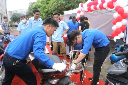 Thay dầu xe máy miễn phí tại chương trình. (Ảnh: Thảo Trang - Tỉnh đoàn Nghệ An).