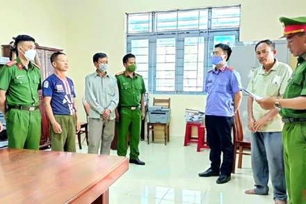 Cơ quan cảnh sát điều tra tống đạt các quyết định khởi tố bị can và bắt giam các đối tượng để điều tra về tội “Hủy hoại rừng”.