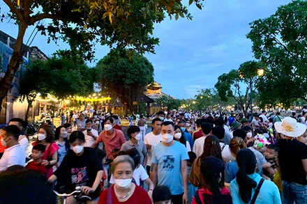 Đông đảo du khách đến tham quan Hội An trong dịp nghỉ lễ 30/4 và 1/5.