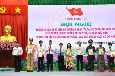 Bí thư Tỉnh ủy Đồng Tháp Lê Quốc Phong và Phó Bí thư Thường trực Tỉnh ủy Phan Văn Thắng trao Thư khen cho các tập thể xuất sắc.