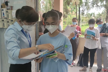 Các thí sinh làm thủ tục vào phòng thi tham gia Kỳ thi đánh giá năng lực đợt 2 năm 2022.