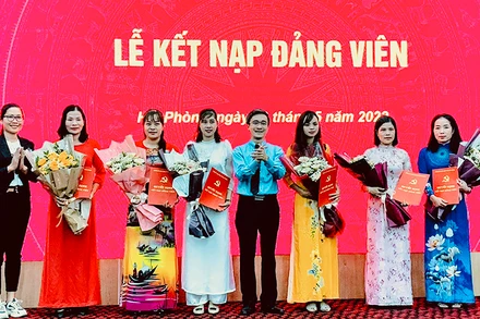 Lễ kết nạp đảng viên cho quần chúng ưu tú của Công ty Tohoku Pioneer Việt Nam. (Ảnh: Quang Dũng)