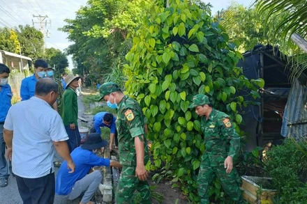 Hỗ trợ người dân vùng nguy cơ sạt lở đến nơi an toàn.