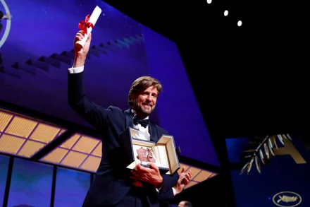 Đạo diễn Ruben Östlund và giải Cành cọ vàng thứ hai của mình. (Ảnh: Reuters)