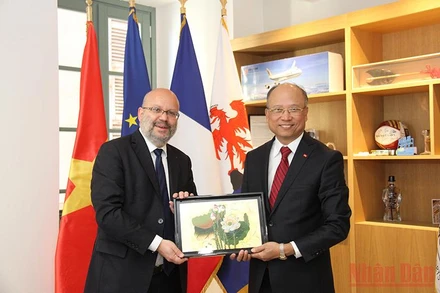 Đại sứ Đinh Toàn Thắng tặng quà lưu niệm cho ông Philippe Pradal, Phó Thị trưởng TP Nice.