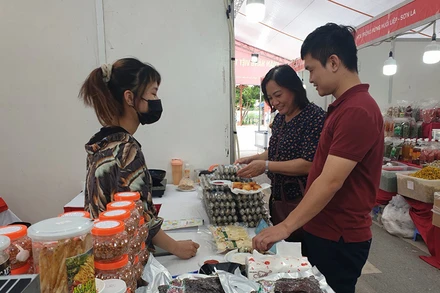 Người tiêu dùng mua sắm các sản phẩm do doanh nghiệp trong nước sản xuất tại Tuần hàng Việt thành phố Hà Nội.