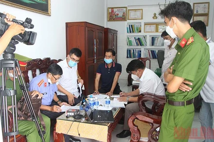 Cơ quan chức năng khám xét phòng làm việc của ông Nguyễn Văn Lành.