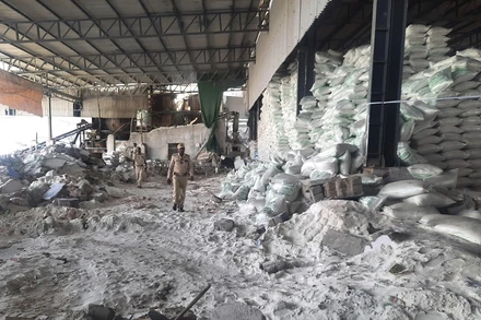 Hiện trường vụ sập tường. (Ảnh: AP)