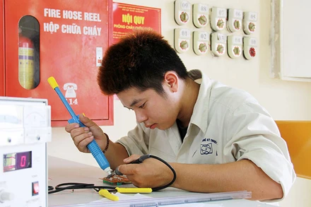 Đào tạo nghề điện tử - điện lạnh tại Trường cao đẳng nghề Kỹ thuật Công nghệ (Ảnh minh họa: HTTC).