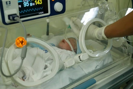 Bé trai nặng 2kg chào đời bình an. (Ảnh: Báo Công an nhân dân)