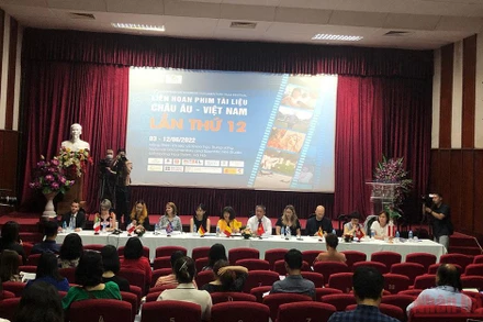 Đại diện các cơ quan văn hóa, ngoại giao các nước châu Âu và Hãng phim Tài liệu và Khoa học Trung ương giới thiệu về phim tham dự Liên hoan phim.