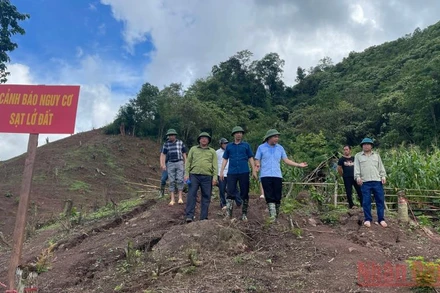 Lãnh đạo huyện Nậm Pồ kiểm tra thực địa khu vực sạt trượt nguy hiểm. (Ảnh: Mắn On)