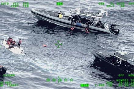 Tàu cứu hộ tới giải cứu người di cư. (Ảnh: Lực lượng Bảo vệ bờ biển Mỹ cung cấp)