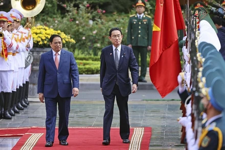 Thủ tướng Phạm Minh Chính chủ trì lễ đón Thủ tướng Nhật Bản Kishida Fumio tại Hà Nội, ngày 1/5/2022. (Ảnh: Kyodo)