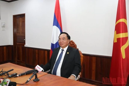 Bộ trưởng Khamjane Vongphosy khẳng định, nhân dân Lào và Việt Nam luôn kề vai sát cánh, hạt gạo cắn đôi, cọng rau bẻ nửa, không ngại khó khăn vất vả cho tới ngày hôm nay. (Ảnh: XUÂN SƠN)