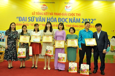 Nhà báo Nguyễn Phan Khuê - Ủy viên Hội đồng Đội Trung ương, Tổng Biên tập Báo Thiếu niên Tiền phong và Nhi đồng, Trưởng Ban tổ chức cuộc thi và bà Kim Thoa - CEO Tân Việt Books trao giải Tập thể cho các đơn vị có thành tích cao trong cuộc thi Đại sứ văn hóa đọc 2022.