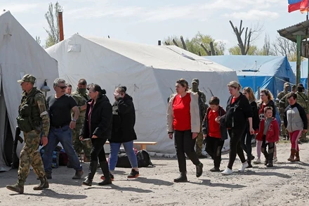 Người dân Ukraine rời khu vực gần nhà máy thép Azovstal ở Mariupol tới trung tâm lưu trú tạm thời ở làng Bezimenne thuộc Donetsk, Ukraine, ngày 1/5/2022. (Ảnh: Reuters)