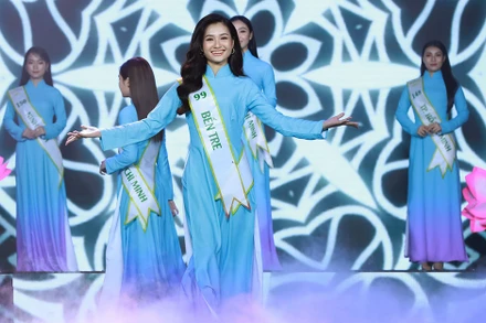 Màn trình diễn áo dài của các thí sinh. (Ảnh: Ban tổ chức)