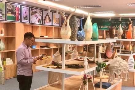 Người dân tham quan các sản phẩm thủ công mỹ nghệ đặc sắc trưng bày tại Triển lãm.