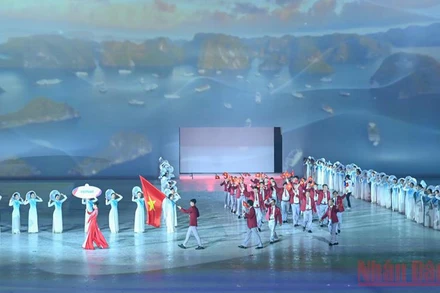 Đoàn thể thao Việt Nam có 951 vận động viên tranh tài đủ 40 môn. Người cầm cờ là vận động viên bơi Nguyễn Huy Hoàng. 