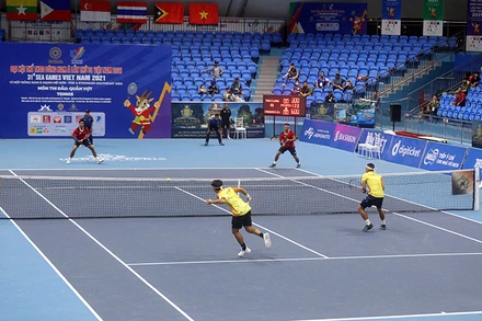 Các tay vợt Indonesia thi đấu với Thái Lan.