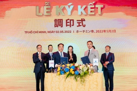 Bà Trương Huệ Vân, Tổng Giám đốc Tập đoàn Vạn Thịnh Phát và các đại diện khác chứng kiến lễ ký hợp tác chiến lược giữa Sunny World và Medi Hub.