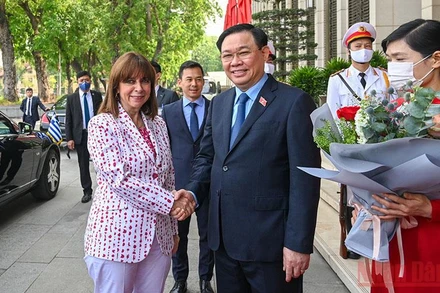 Chủ tịch Quốc hội Vương Đình Huệ đón Tổng thống Katerina Sakellaropoulou tại Nhà Quốc hội.