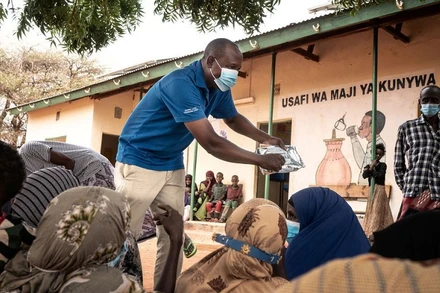 Nhân viên của WFP tham gia chương trình hỗ trợ cộng đồng địa phương ở Wajir, đông bắc Kenya, ngày 2/12/2021. (Ảnh: WFP/Reuters)