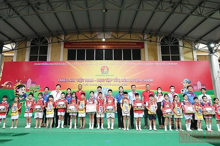 Ban tổ chức trao máy tính bảng và học bổng tặng thiếu nhi tại Ngày hội.