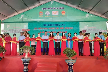 Cắt băng khai mạc hội chợ, triển lãm sản phẩm nông nghiệp tiêu biểu Thành phố Hồ Chí Minh.