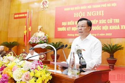 Đồng chí Đinh Tiến Dũng phát biểu tại buổi tiếp xúc cử tri sáng 11/5.