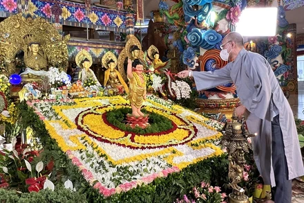 Nghi lễ tắm Phật linh thiêng.