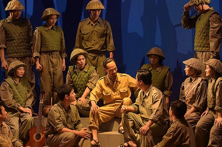 Một phân cảnh của vở kịch “Đoàn kết là sức mạnh” trong khuôn khổ chương trình sinh hoạt chính trị “Sáng mãi lơi dạy của Bác”.