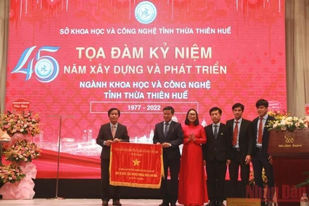 Thừa ủy quyền của Thủ tướng Chính phủ, Chủ tịch UBND tỉnh Nguyễn Văn Phương trao Cờ thi đua của Chính phủ tặng Sở Khoa học và Công nghệ tỉnh Thừa Thiên Huế. (Ảnh: Công Hậu) 