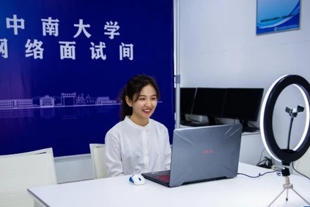 Sinh viên tốt nghiệp Đại học Trung Nam được hỗ trợ ứng tuyển trực tuyến. (Ảnh: Tân Hoa Xã)