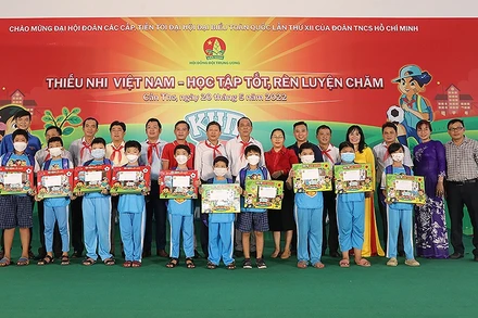 Đại diện lãnh đạo các ban, ngành, đoàn thể trao các phần quà tặng thiếu nhi tại Ngày hội.