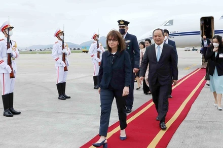 Lễ đón Tổng thống Cộng hòa Hy Lạp Katerina Sakellaropoulou tại Sân bay quốc tế Nội Bài (Hà Nội), chiều 15/5. (Ảnh: TTXVN)