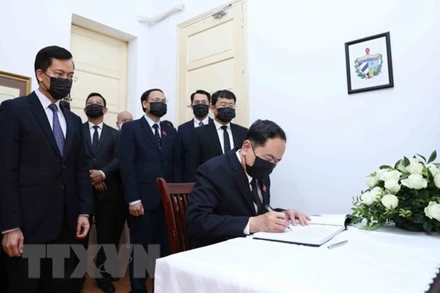 Phó Chủ tịch Thường trực Quốc hội Trần Thanh Mẫn ghi sổ tang tưởng niệm nguyên Chủ tịch Quốc hội Cuba Ricardo Alarcon de Quesada. (Ảnh: An Đăng/TTXVN)