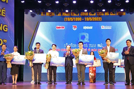 Trao giải thưởng cao nhất của chương trình, tặng đại diện các nhóm tác giả công trình, ý tưởng xuất sắc.