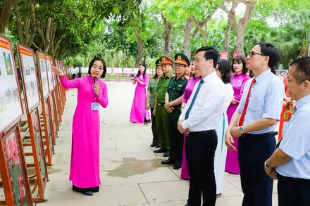 Các đại biểu lắng nghe thuyết trình về cuộc đời và sự nghiệp của Chủ tịch Hồ Chí Minh.