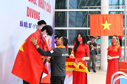 Nguyễn Tùng Dương, Phương Thế Anh nhận Huy chương Bạc nội dung Đôi nam cầu mềm 3 m.