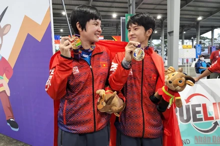 Thái Thị Hồng Thoa (bên trái) hạnh phúc với tấm Huy chương Vàng bộ môn bi sắt nội dung đôi nữ. (Ảnh: SƠN BÁCH)