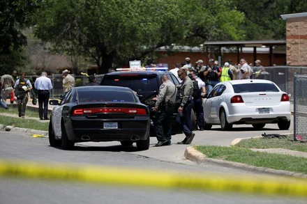 Lực lượng thực thi pháp luật bảo vệ hiện trường vụ nổ súng tại Trường tiểu học Robb. (Ảnh: Reuters)