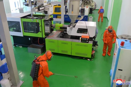 Phun khử khuẩn tại 1 xưởng sản xuất ở Triều Tiên. (Ảnh: KCNA)