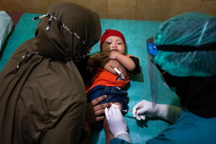 Tiêm vaccine cho trẻ em ở Yogyakarta, Indonesia. (Ảnh minh họa: UNICEF)