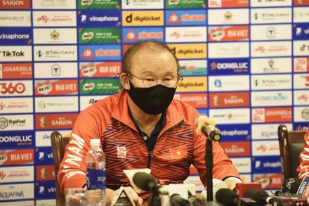 HLV Park Hang-seo trả lời truyền thông. (Ảnh: TRẦN HẢI)