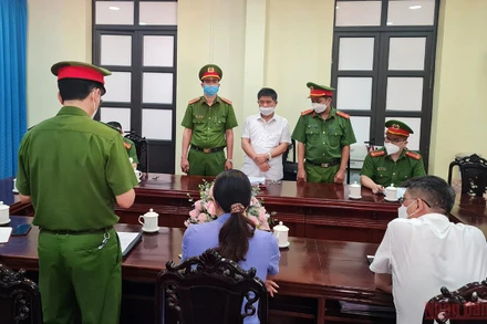 Cơ quan Cảnh sát điều tra tống đạt các quyết định khởi tố bị can đối với Đặng Văn Thuỷ. (Ảnh: LÂN TOÀN)